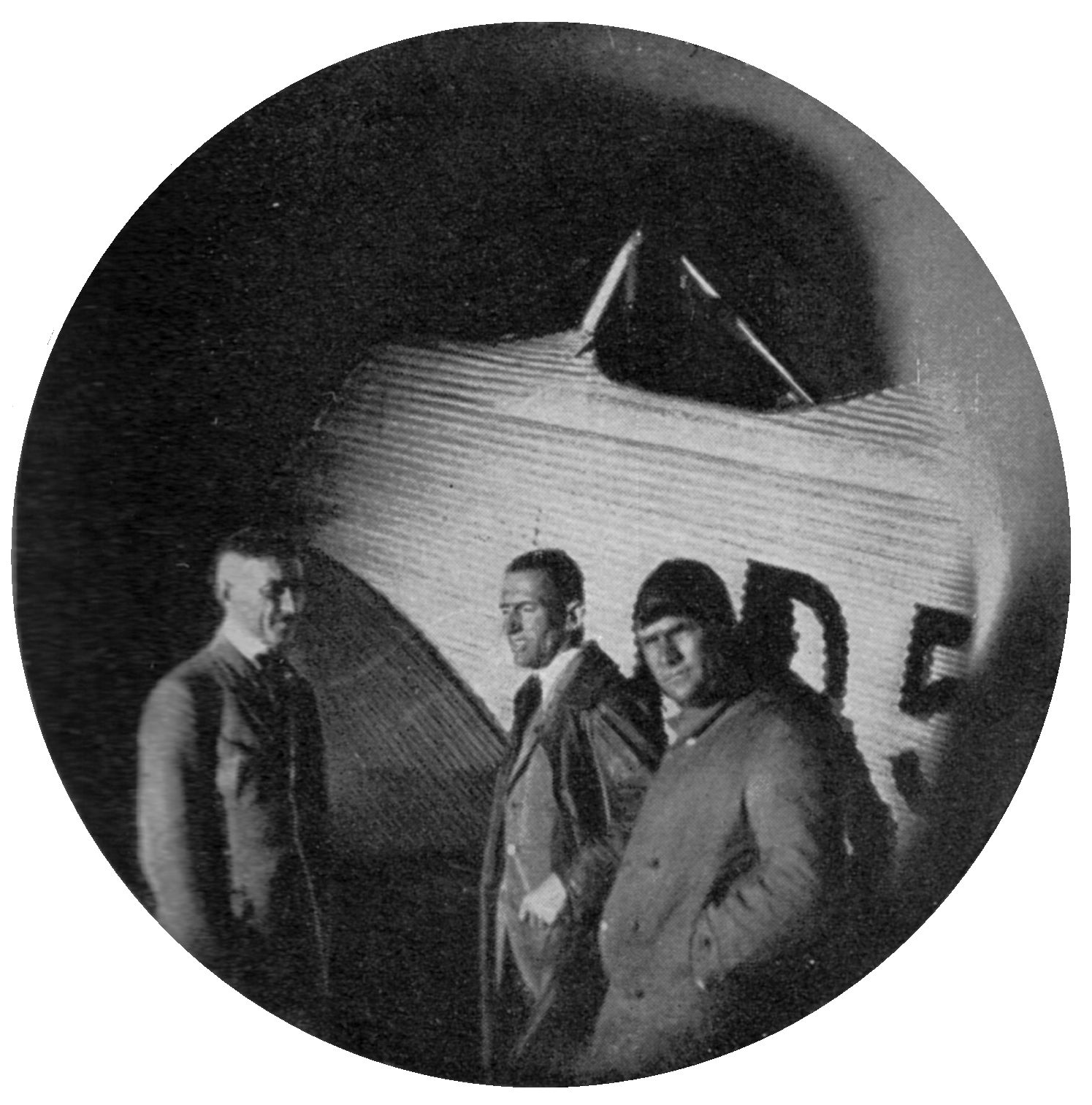 Flugzeugbesatzung in der Nacht vor einer Pilotenkanzel